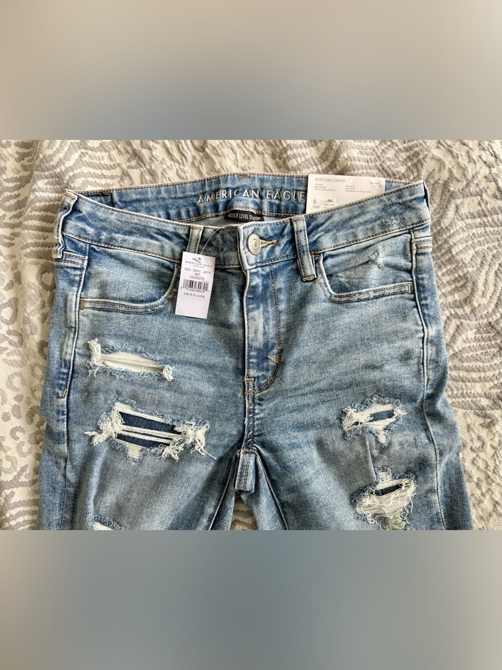 * NWT * American Eagle Light Wash Distressed Jegging